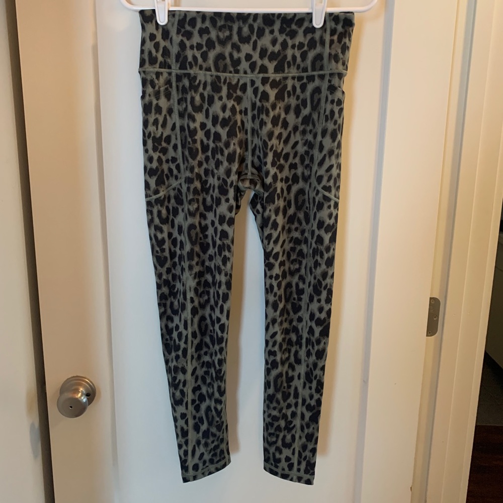 Victoria’s Secret Green/Black Leopard Legging, Size 10